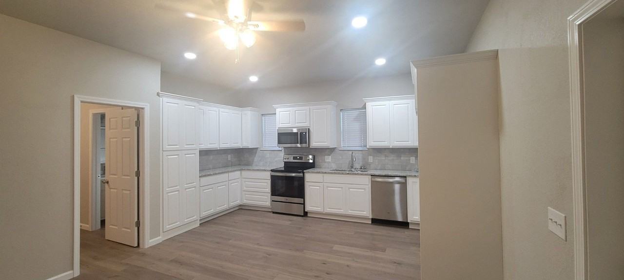 900 1/2 N Garfield Ave - Photo 2 of 3