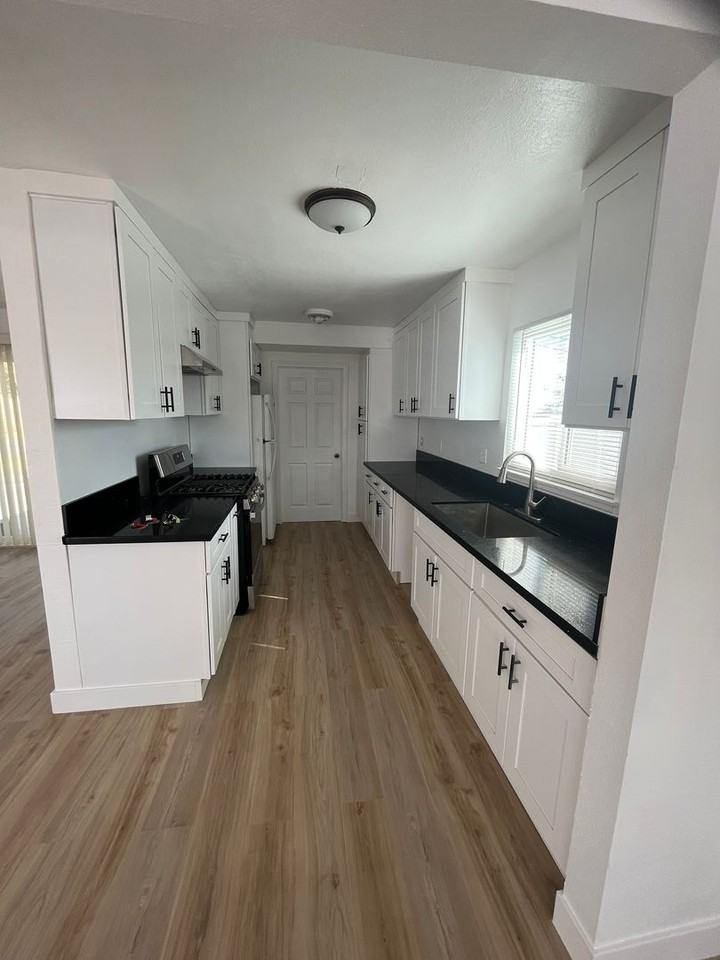 1213 Carson St - Photo 2 of 11