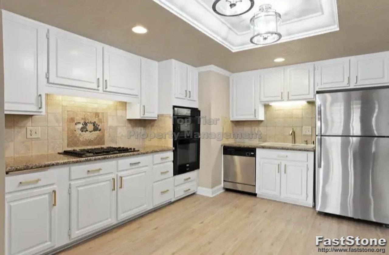 510 N Pacific St - Photo 3 of 12