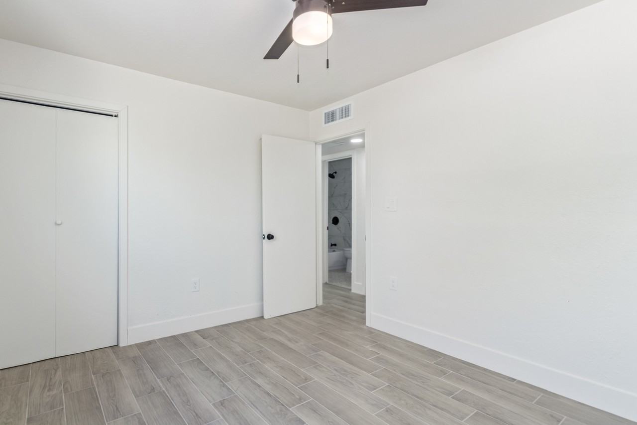 1047 W Elna Rae St - Photo 3 of 38