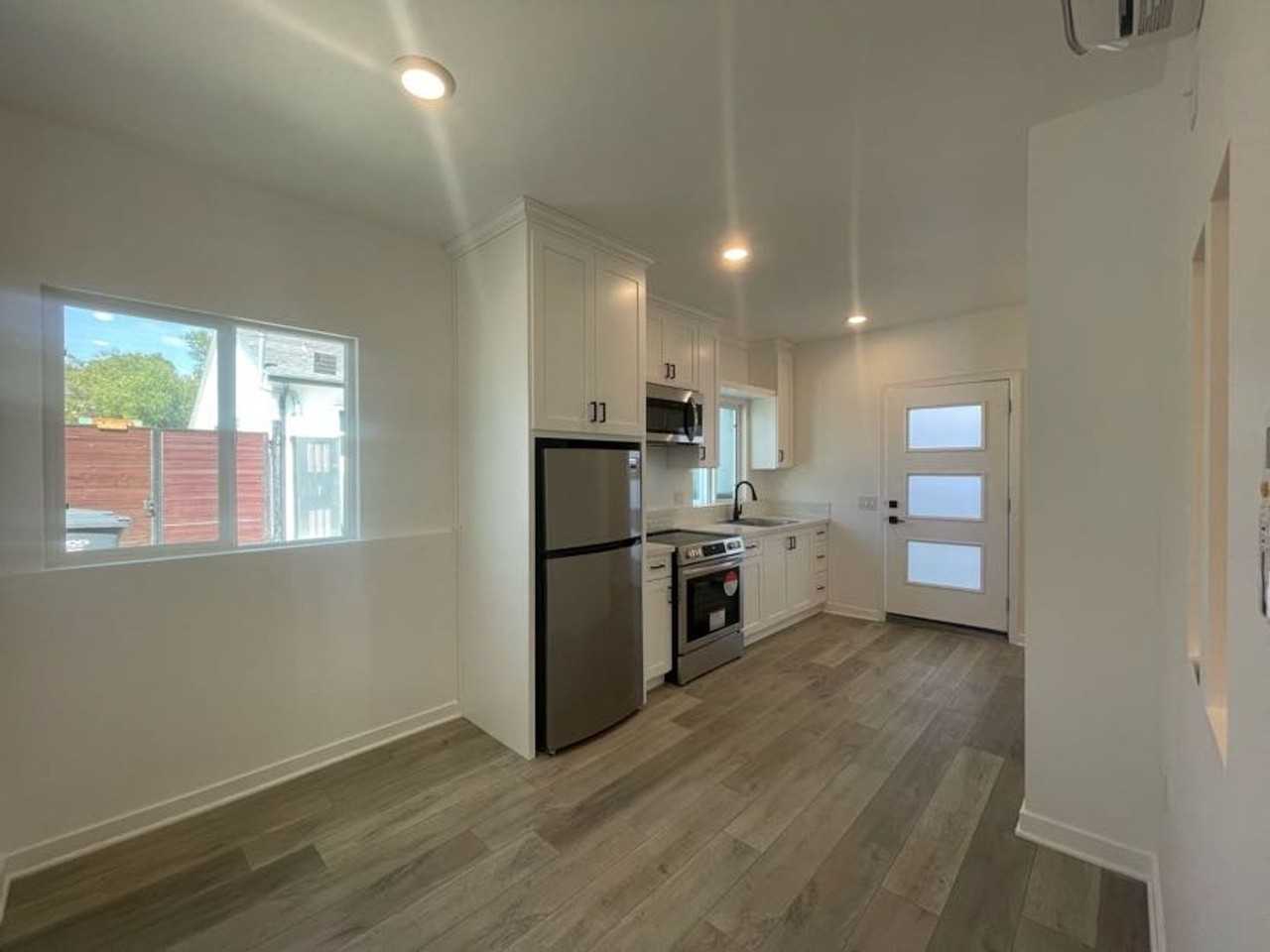 BOMBERRY - Photo 2 of 19