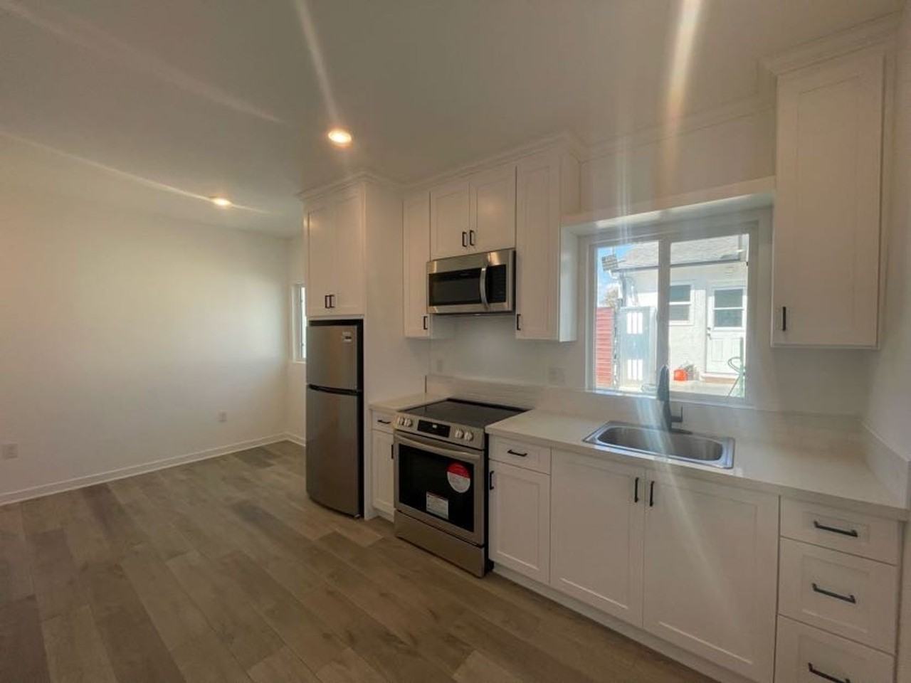 BOMBERRY - Photo 3 of 19