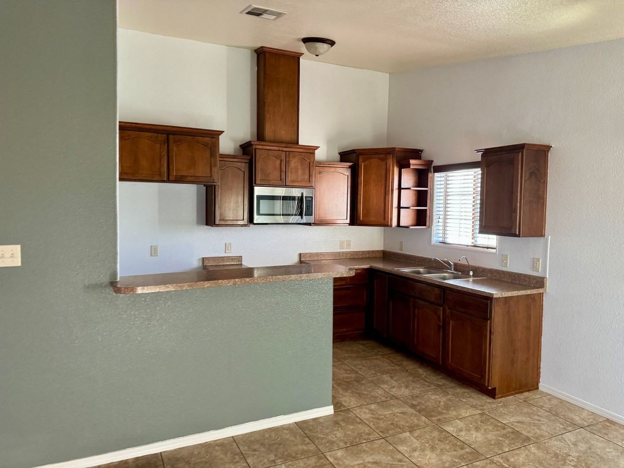 2092 E Black St - Photo 2 of 13
