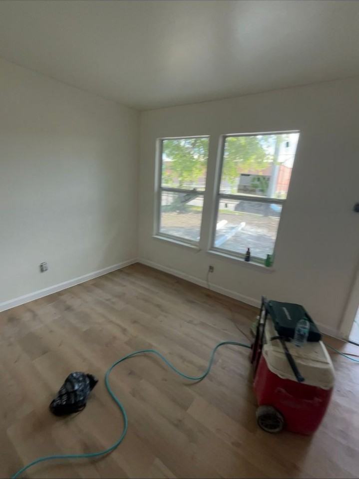 247 Riverdale Dr - Photo 2 of 9