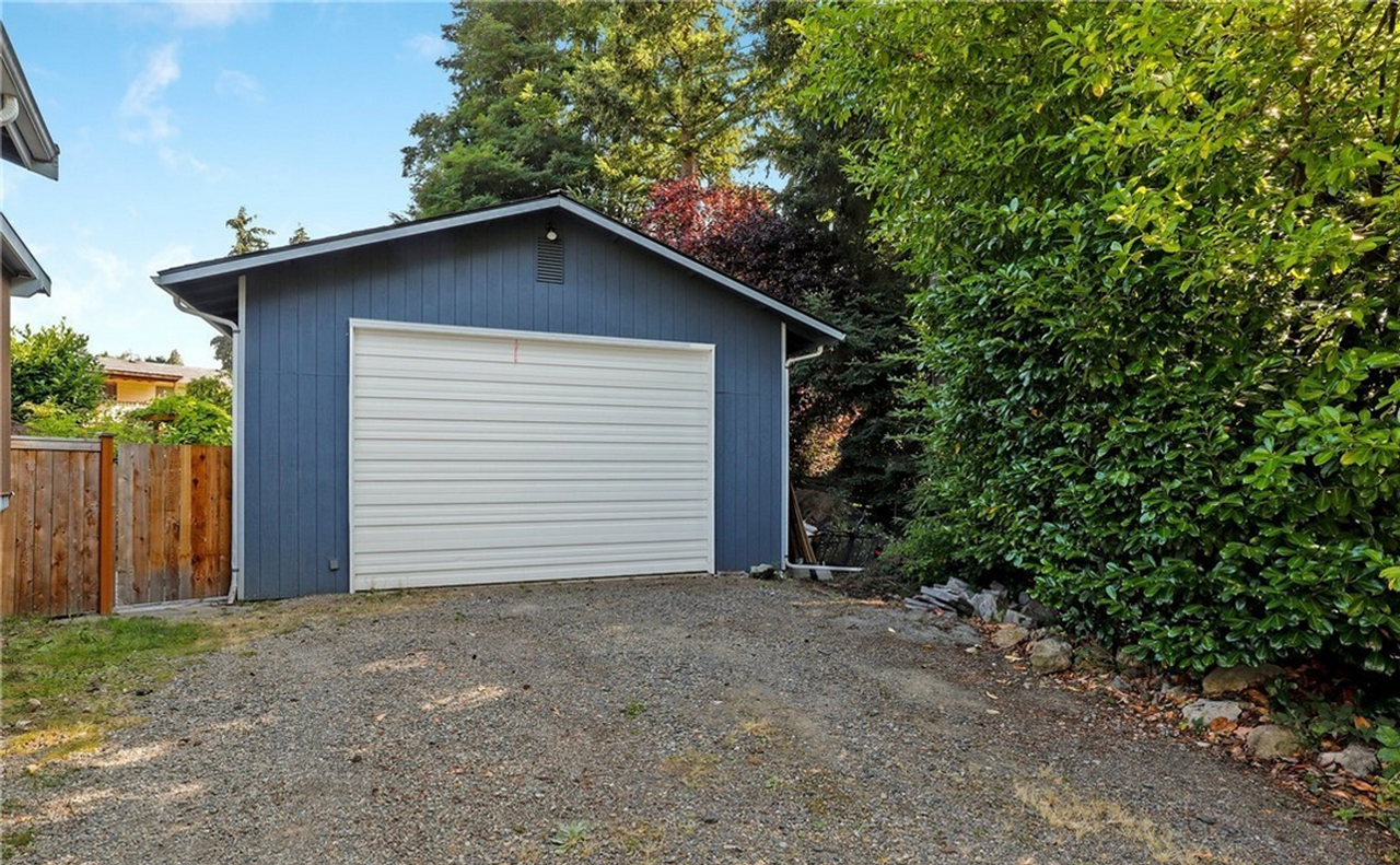 12062 Ne 137th Ct - Photo 3 of 33