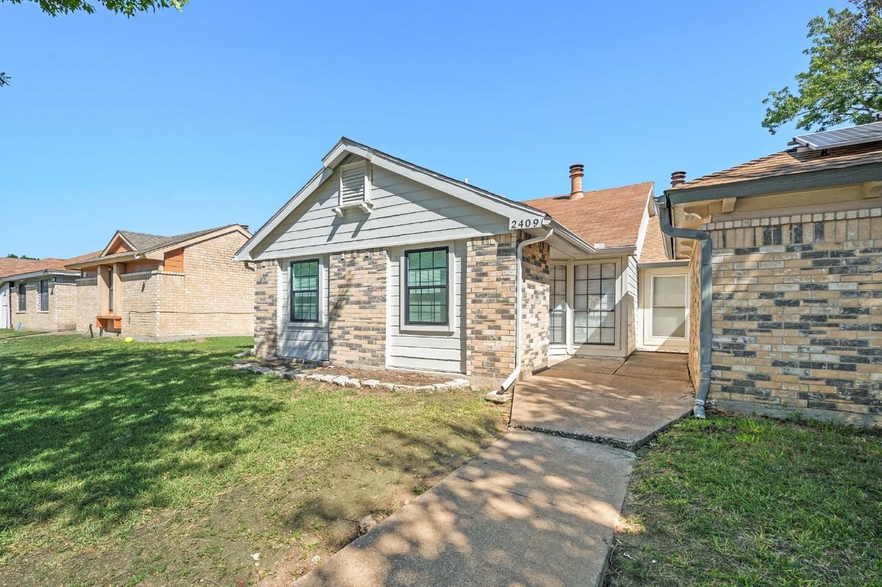 2409 E Timberview Ln - Photo 2 of 15