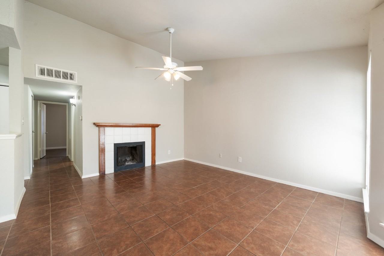 2409 E Timberview Ln - Photo 3 of 15