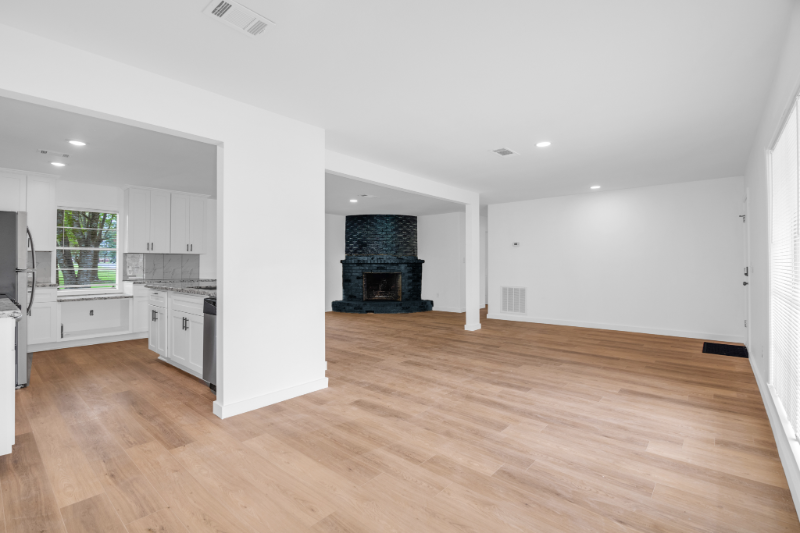 290 E Smith St - Photo 3 of 19