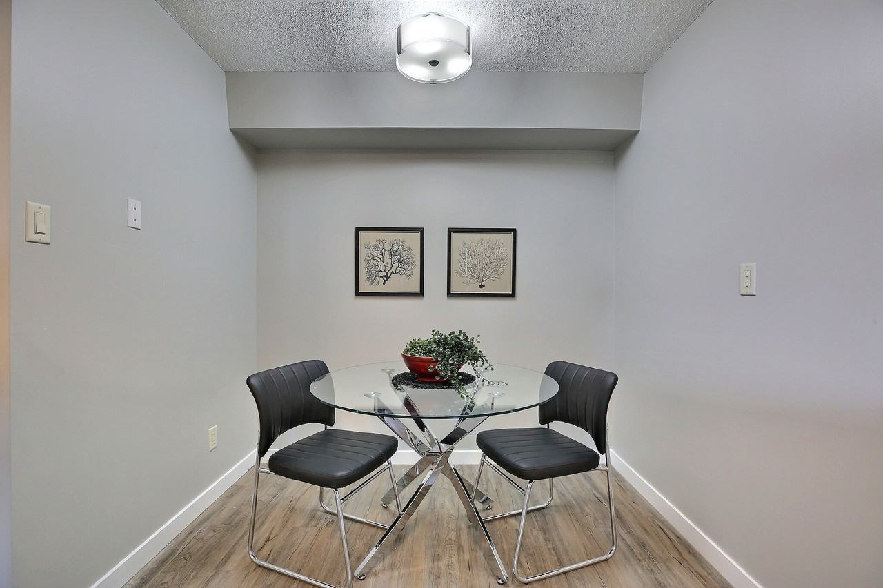 Canadiana - Photo 3 of 13