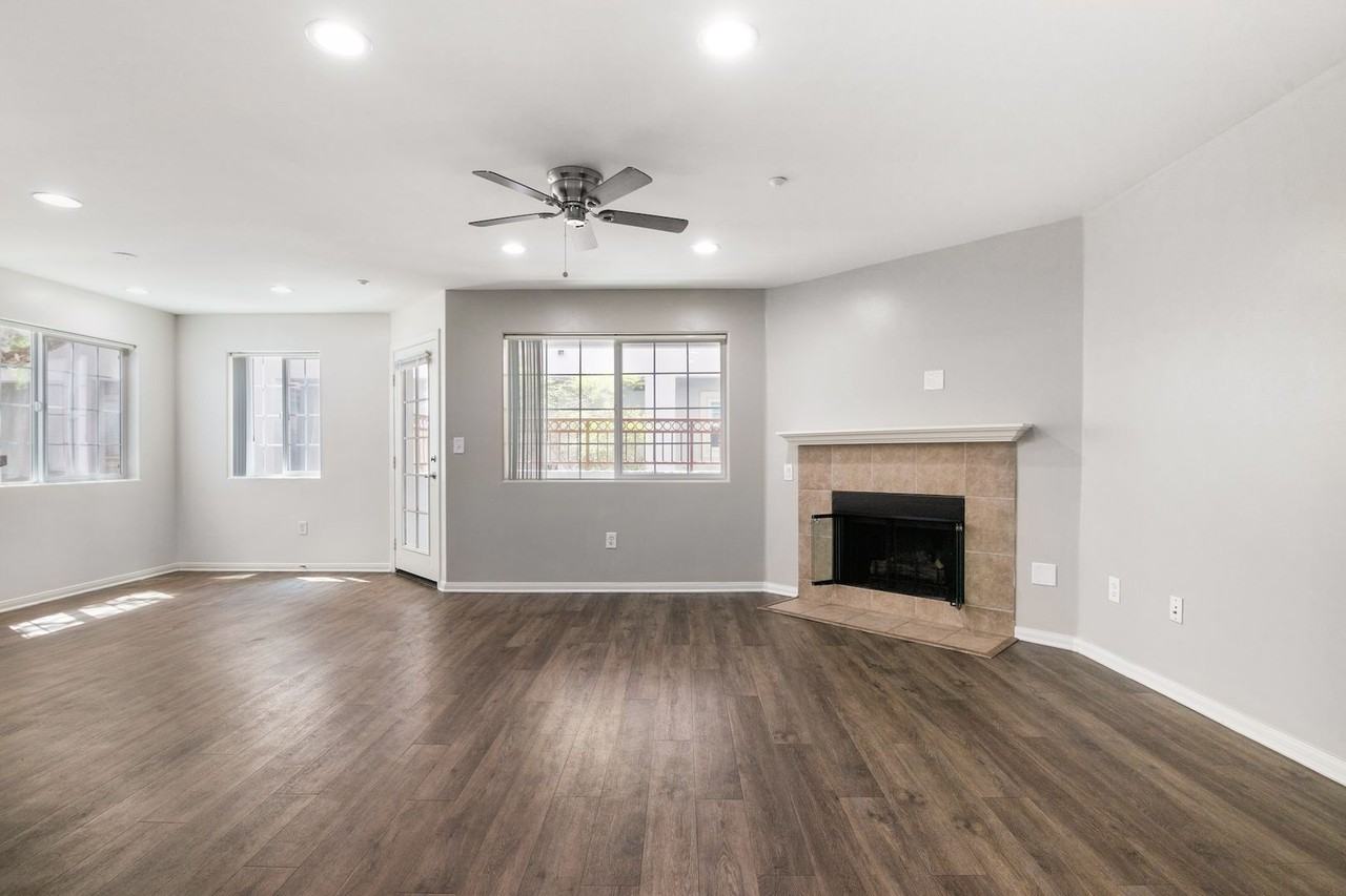 Pharus Plaza - Photo 2 of 50