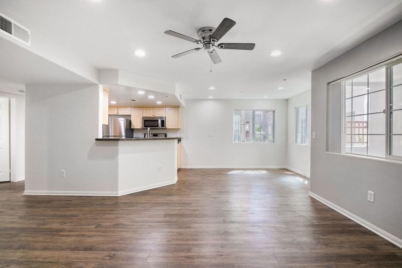 Pharus Plaza - Photo 5 of 50