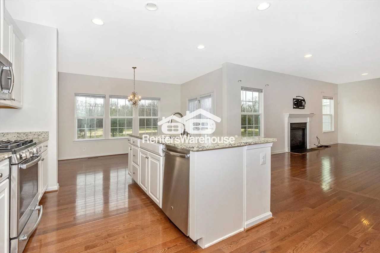 13910 Shannock Ln - Photo 3 of 25