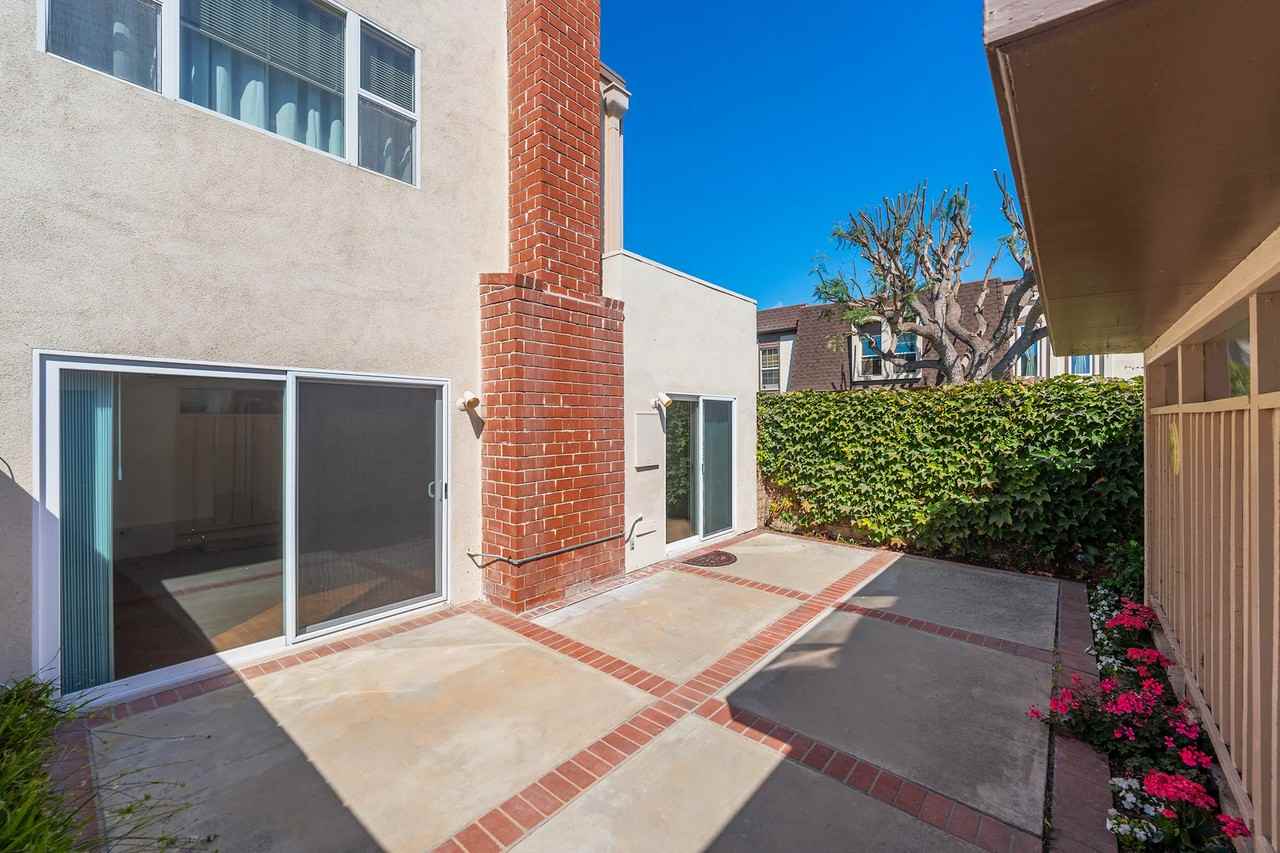 9752 Bluereef Dr - Photo 2 of 10