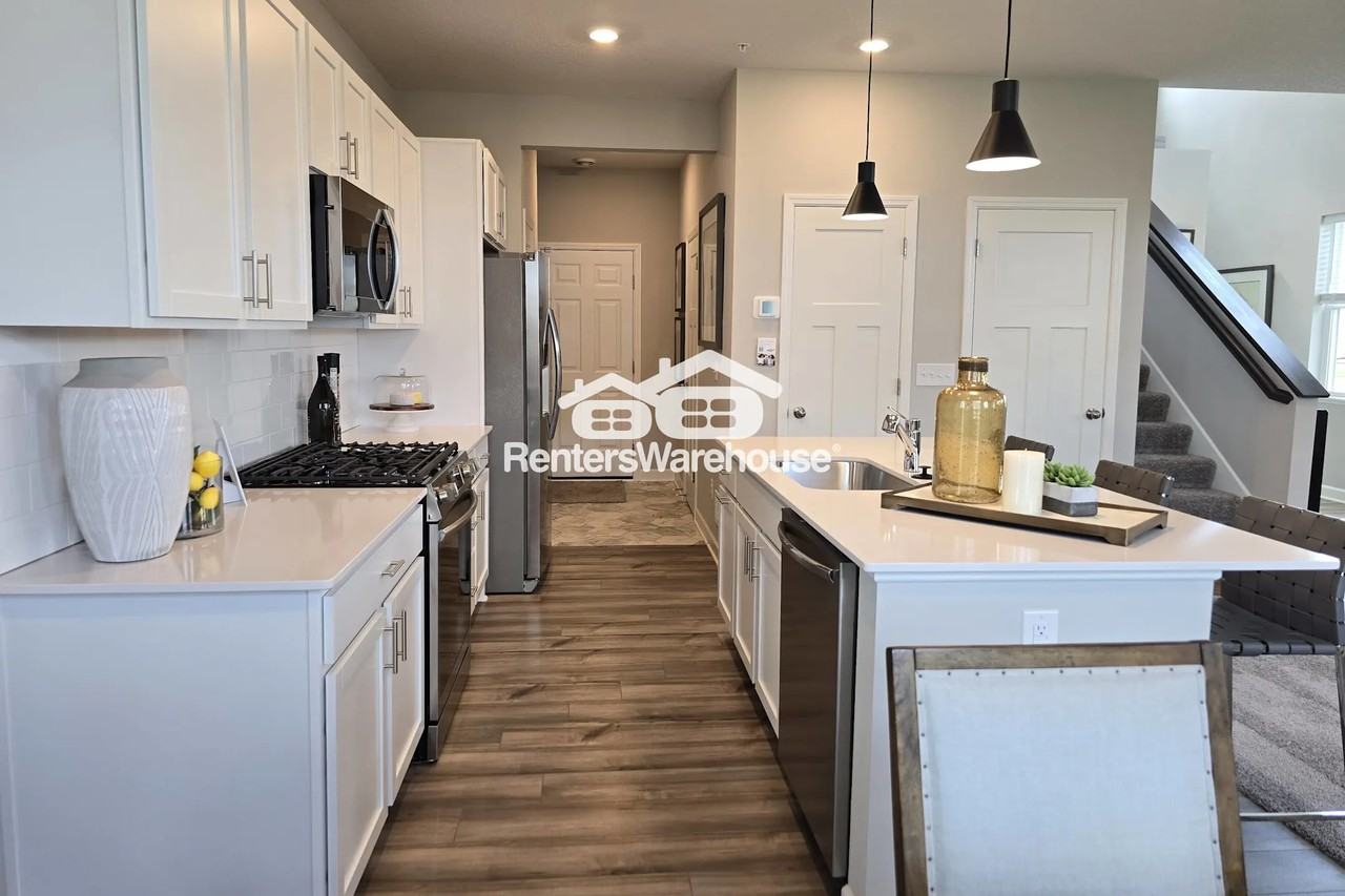 1920 Prospect Ln - Photo 2 of 37