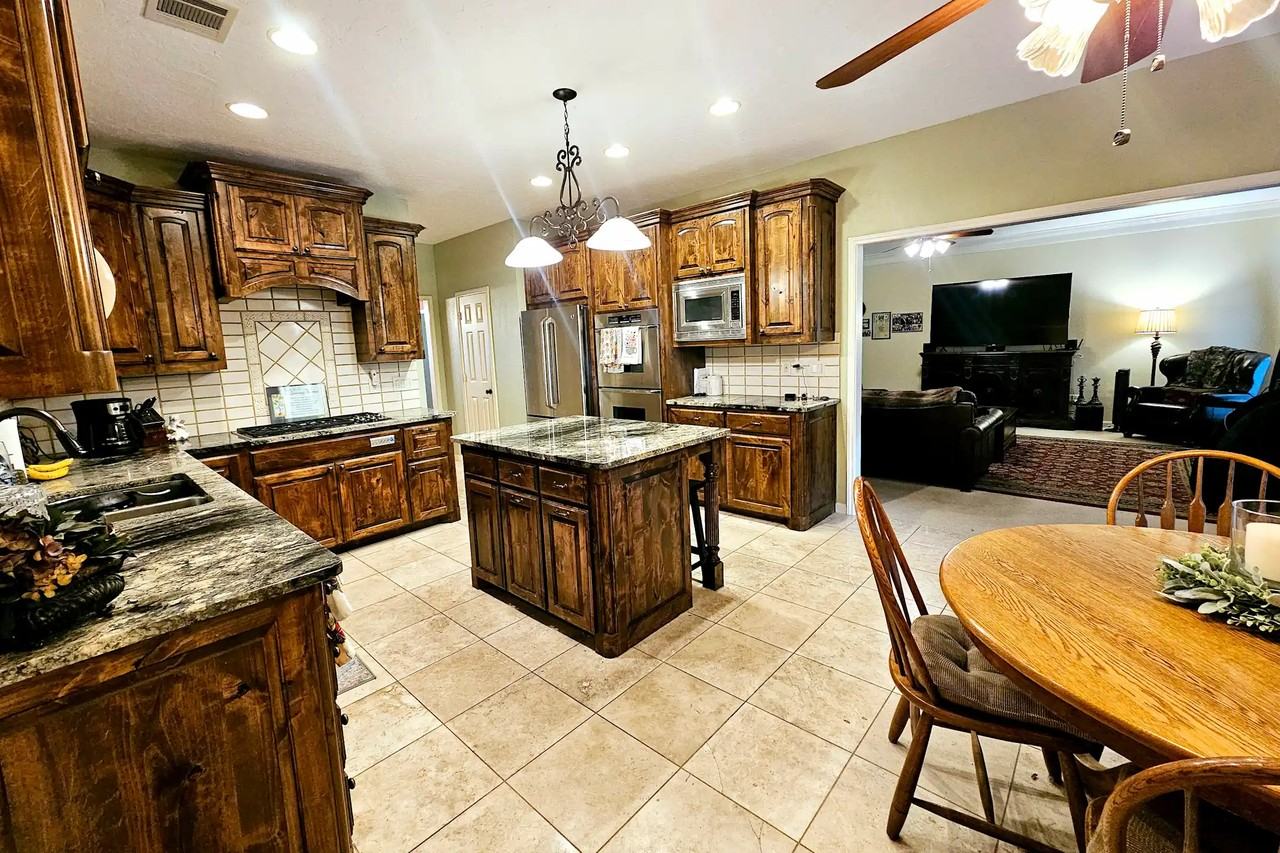 905 Silverthorne Trl - Photo 2 of 32