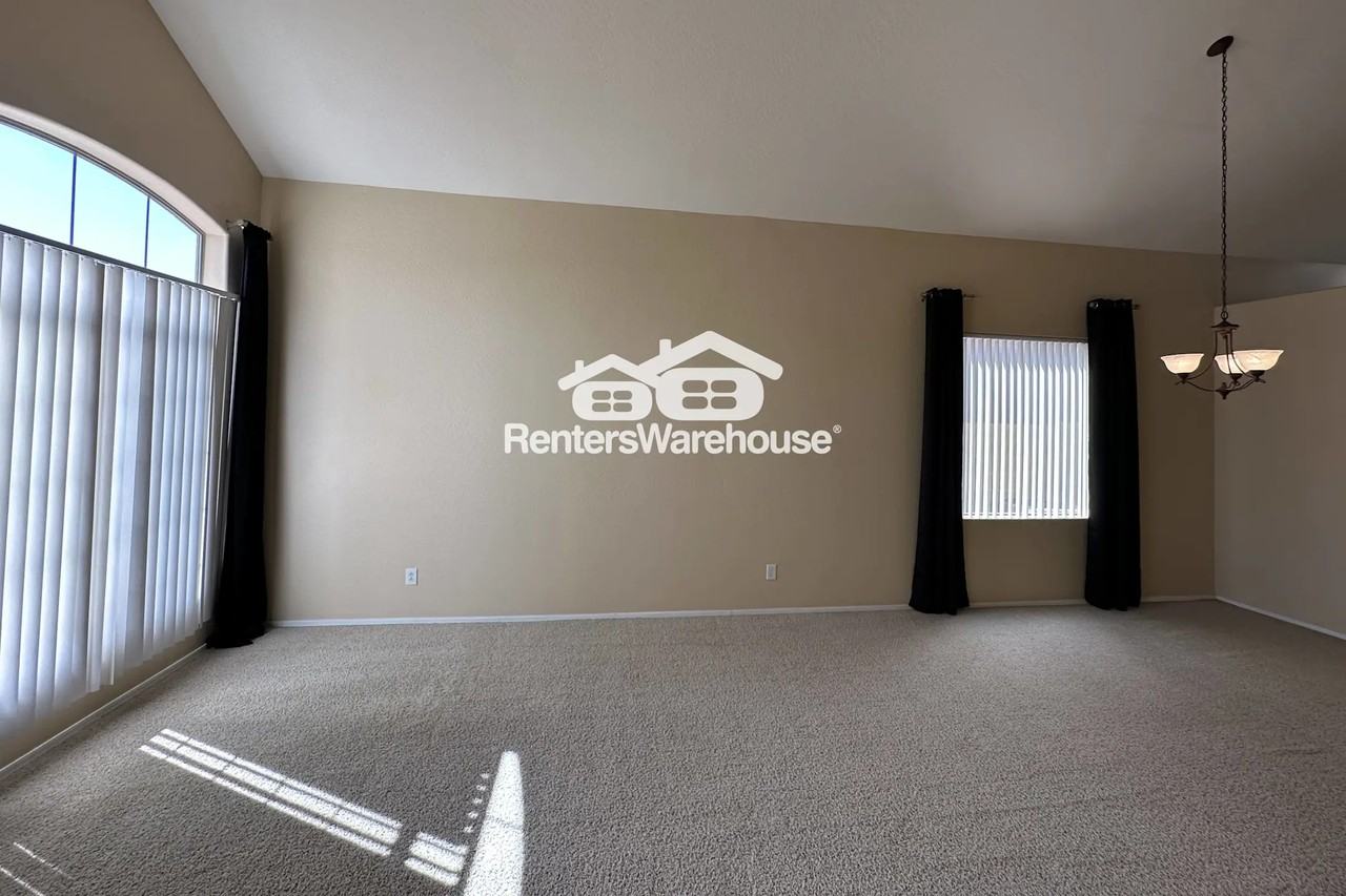 7026 S 57th Ave - Photo 3 of 49