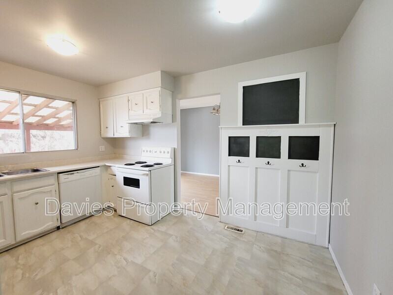 2107 86 St Nw #MAIN - Photo 7 of 13