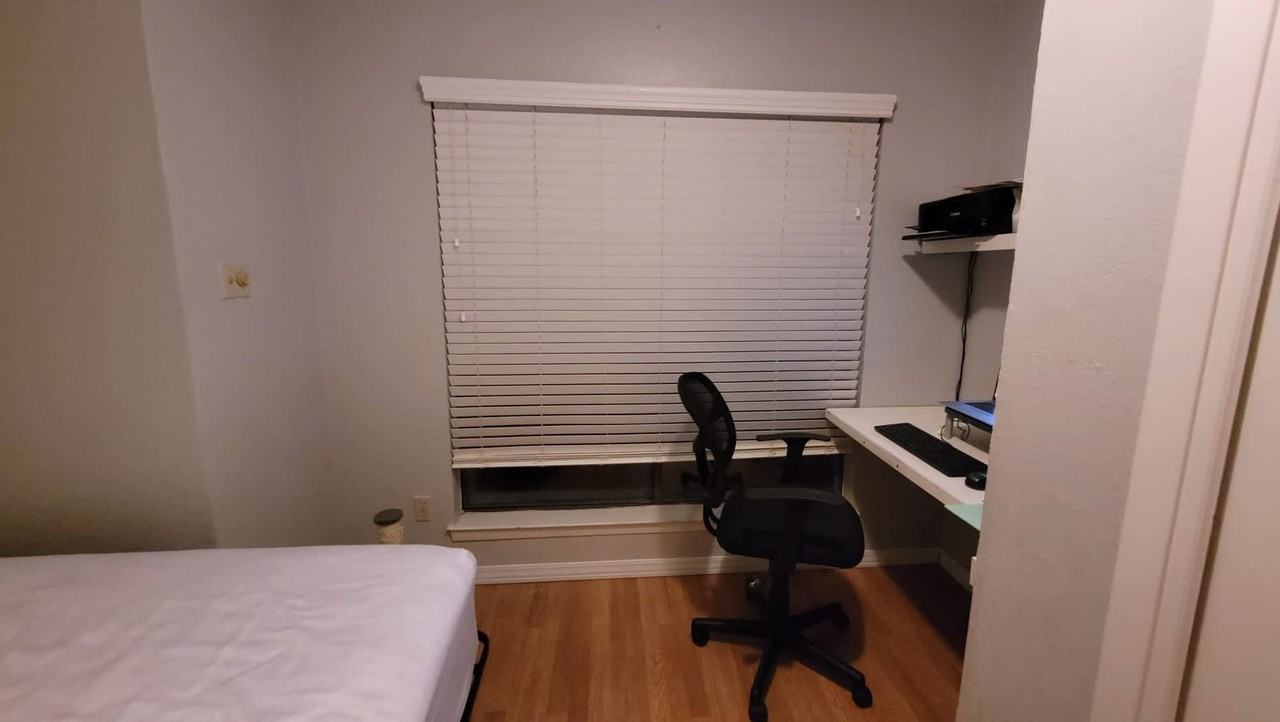 806 W 24th St - Photo 3 of 27