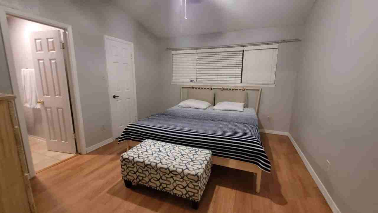 806 W 24th St - Photo 6 of 27