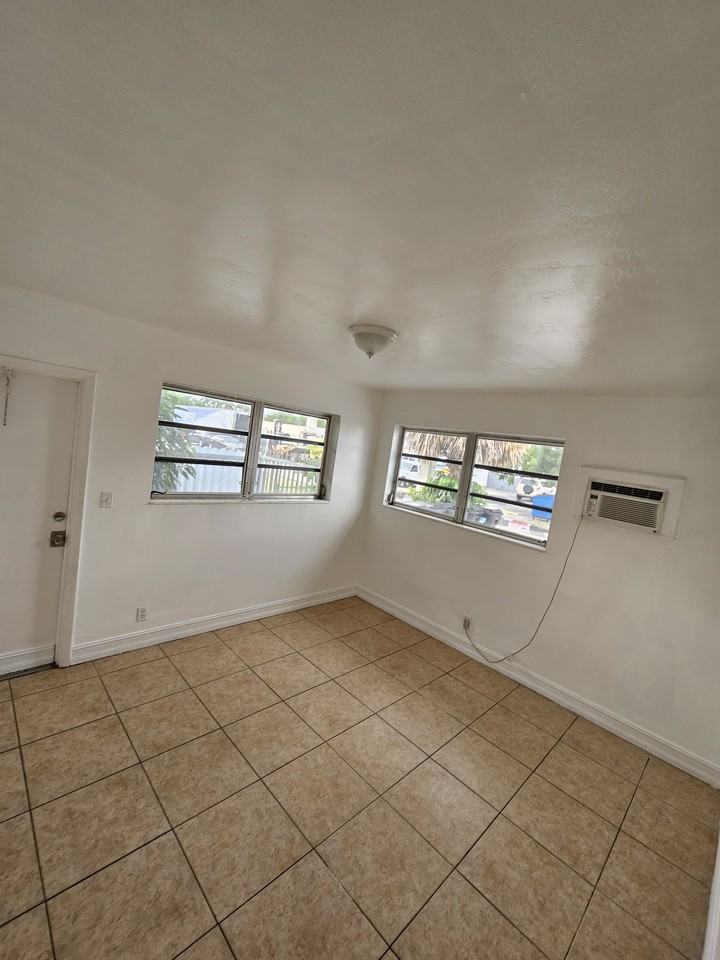 2817 Van Buren St #3 - Photo 7 of 9