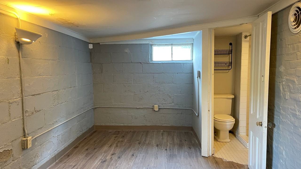 1307 Columbia St - Photo 4 of 10