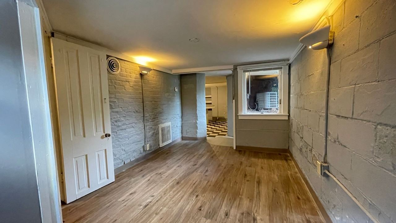 1307 Columbia St - Photo 5 of 10