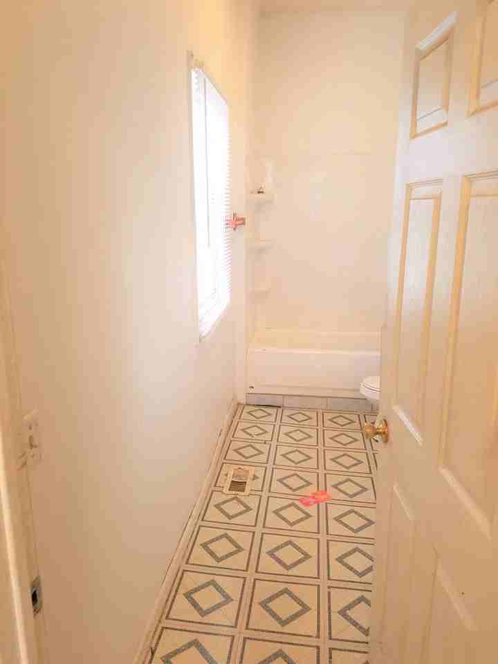 1342 Lee St - Photo 4 of 8