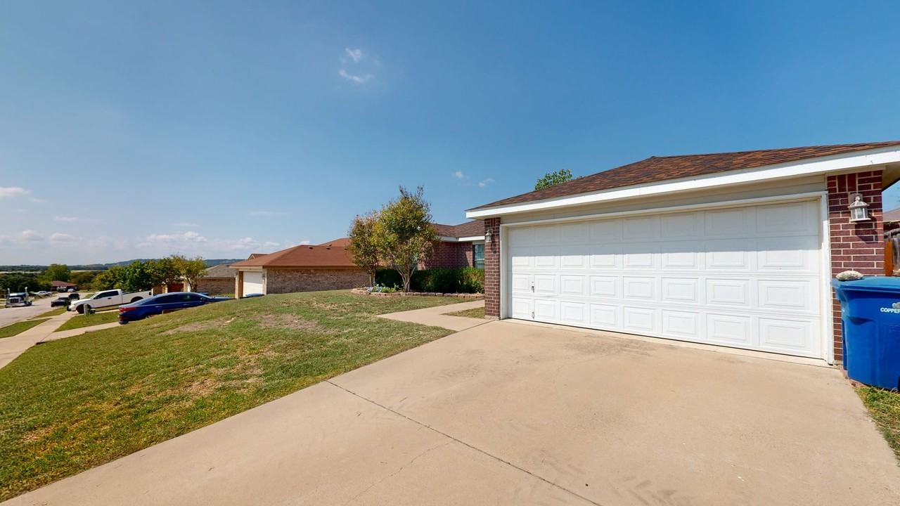 1320 Marlee Cir - Photo 4 of 36