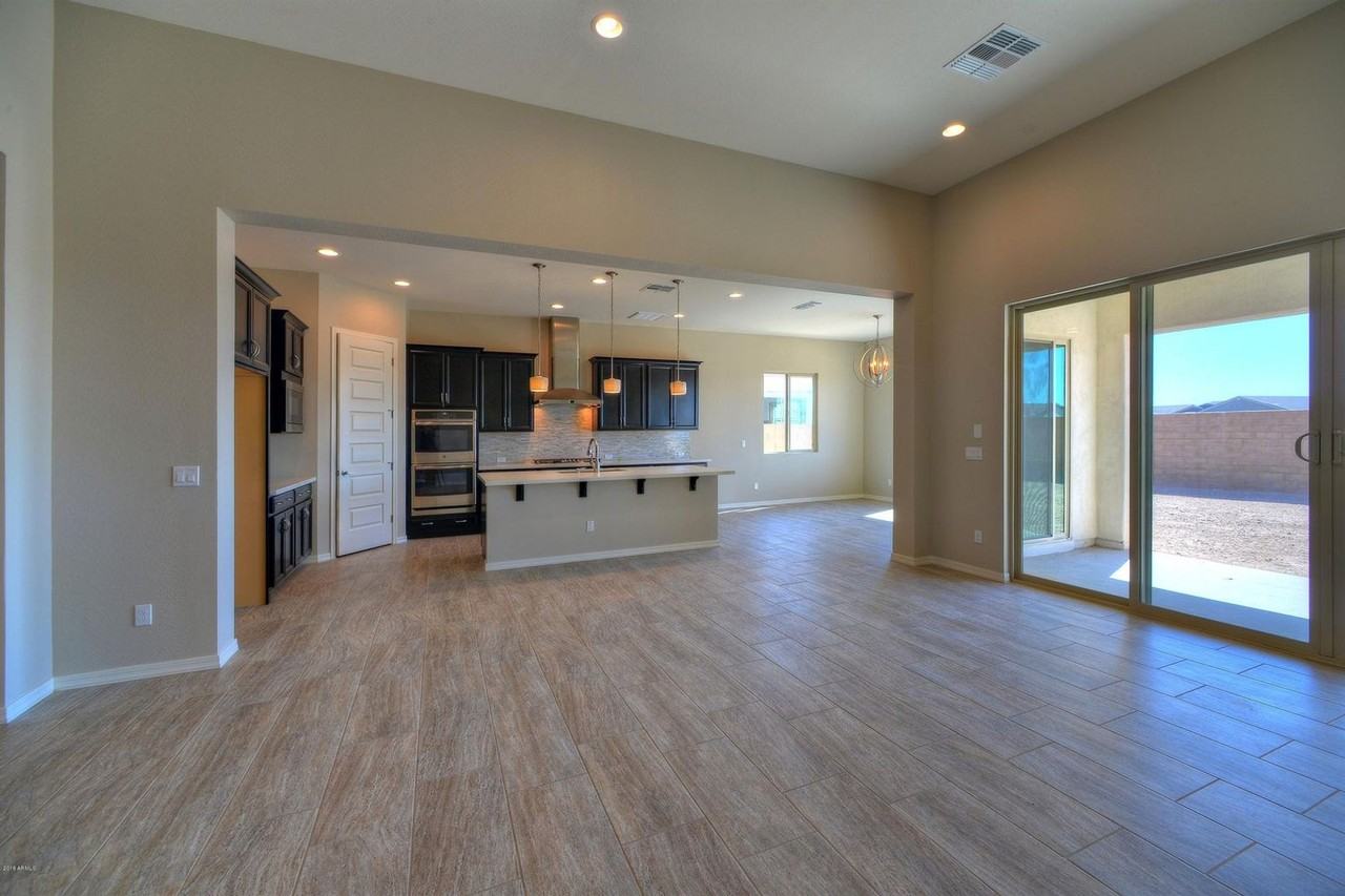 9409 W Daley Ln - Photo 3 of 35