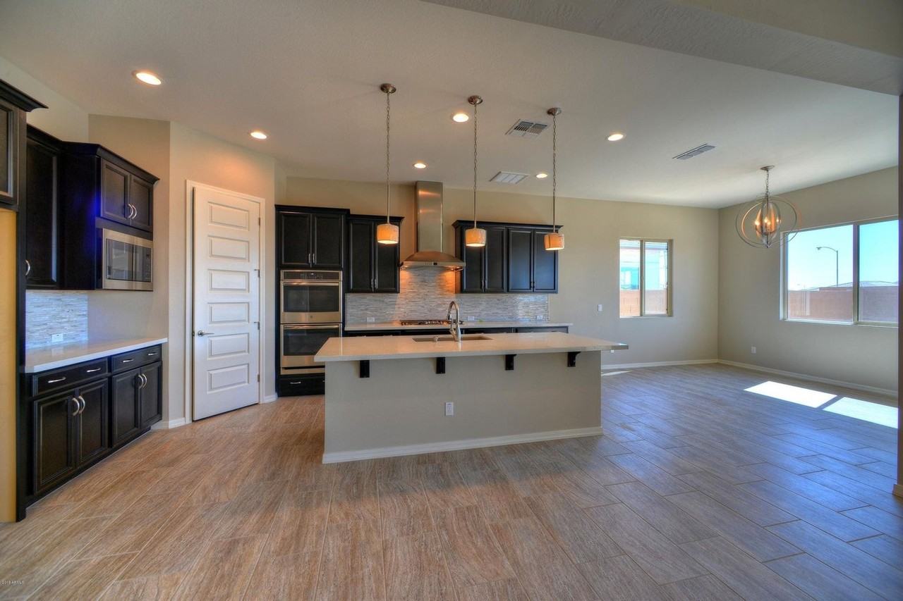 9409 W Daley Ln - Photo 4 of 35