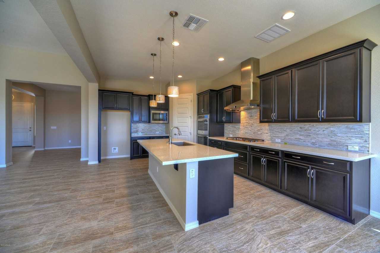 9409 W Daley Ln - Photo 5 of 35