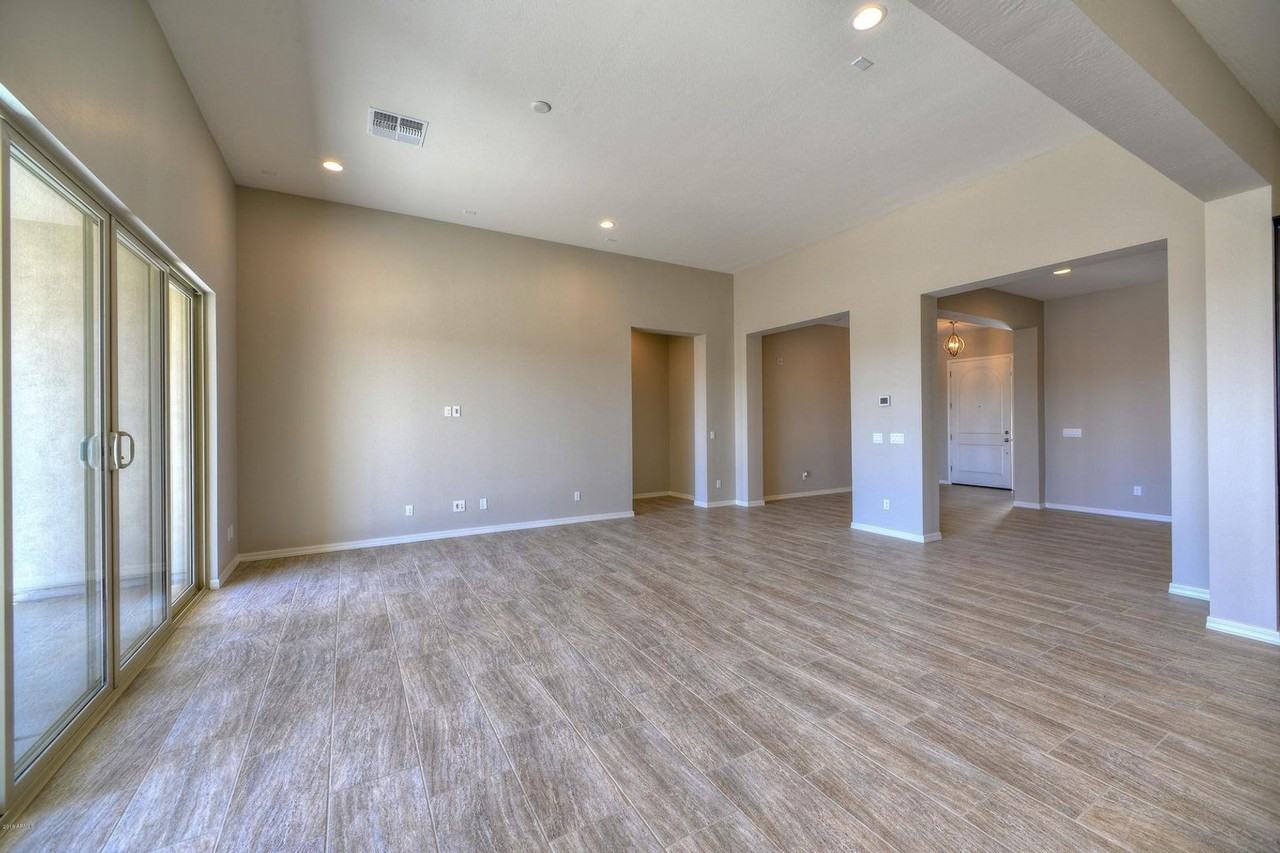 9409 W Daley Ln - Photo 7 of 35