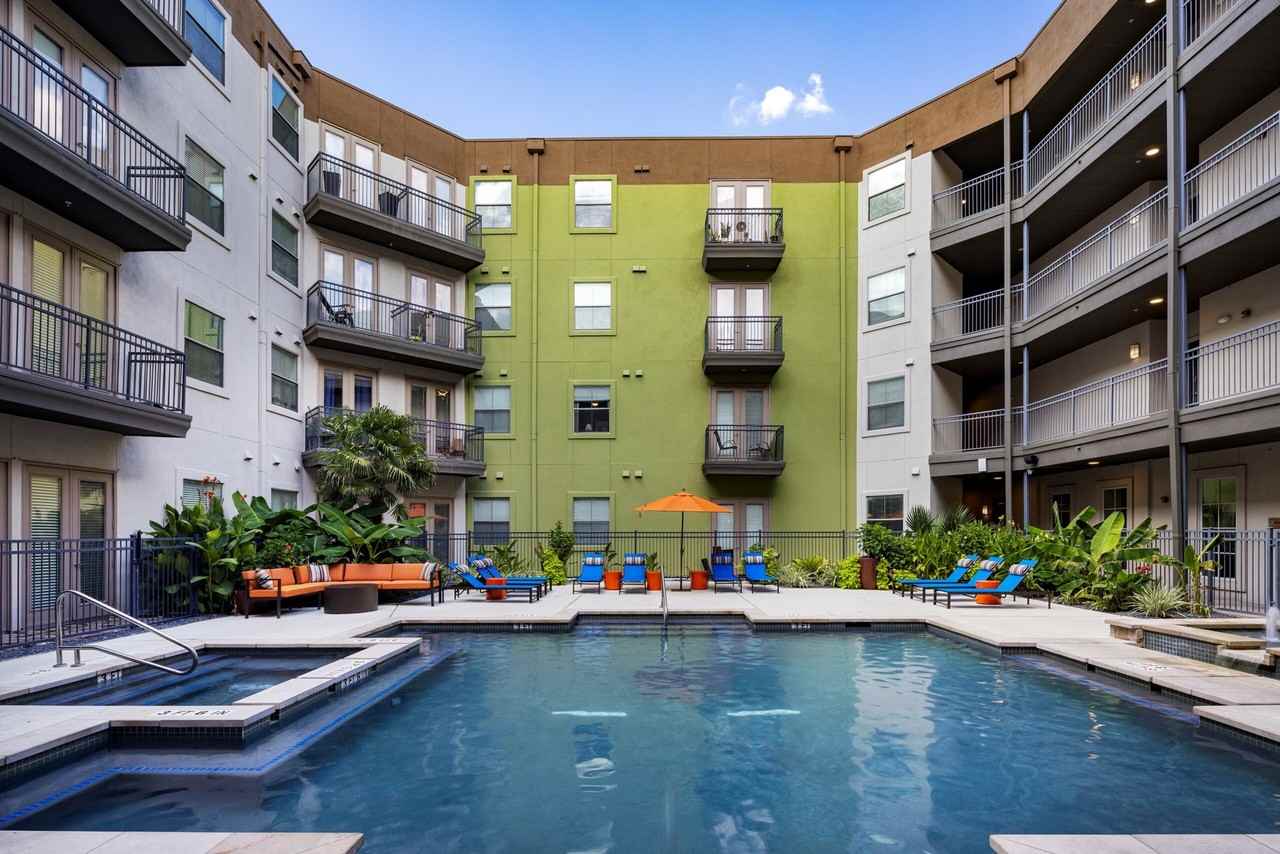 AMLI 300 - Photo 3 of 42