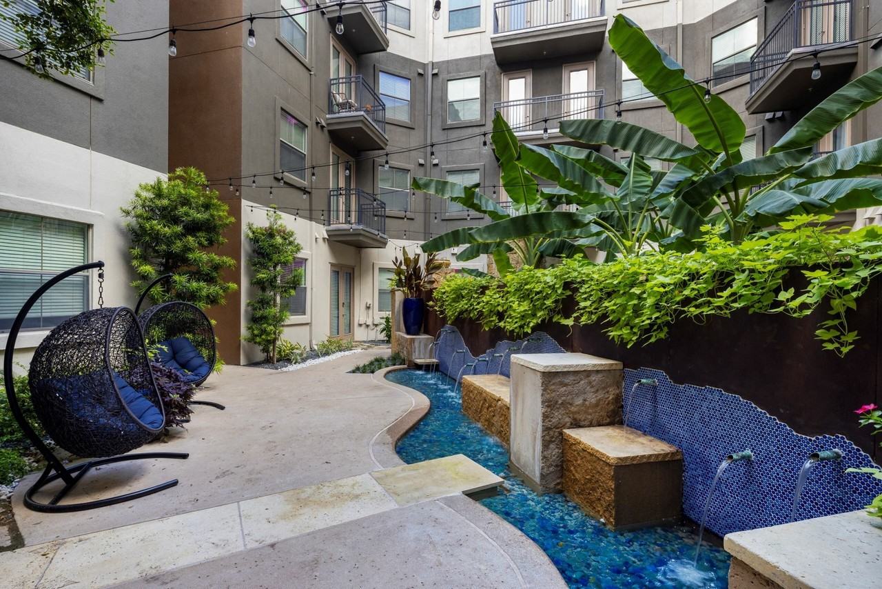 AMLI 300 - Photo 4 of 42