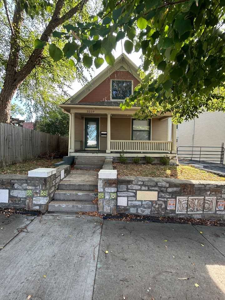 3259 Gillham Plz - Photo 3 of 19