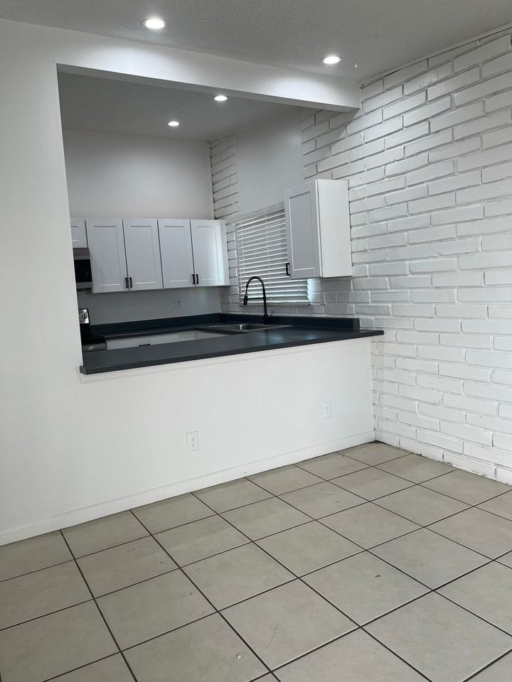 2546 W Georgia Ave - Photo 2 of 14