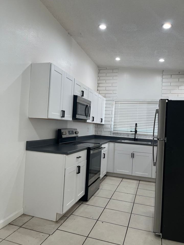 2546 W Georgia Ave - Photo 3 of 14