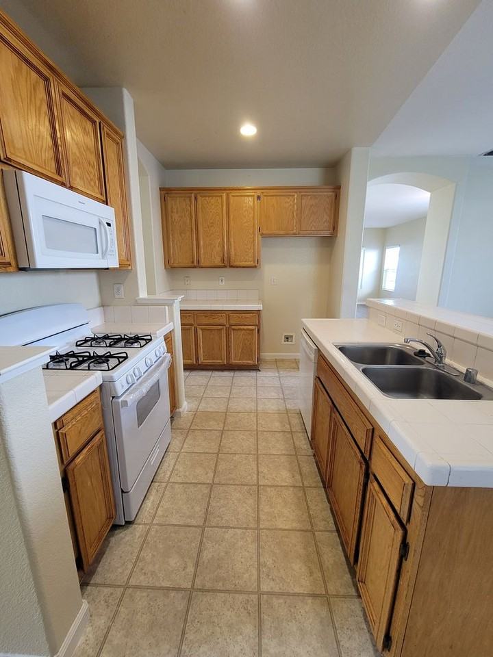 380 Groth Cir - Photo 7 of 23