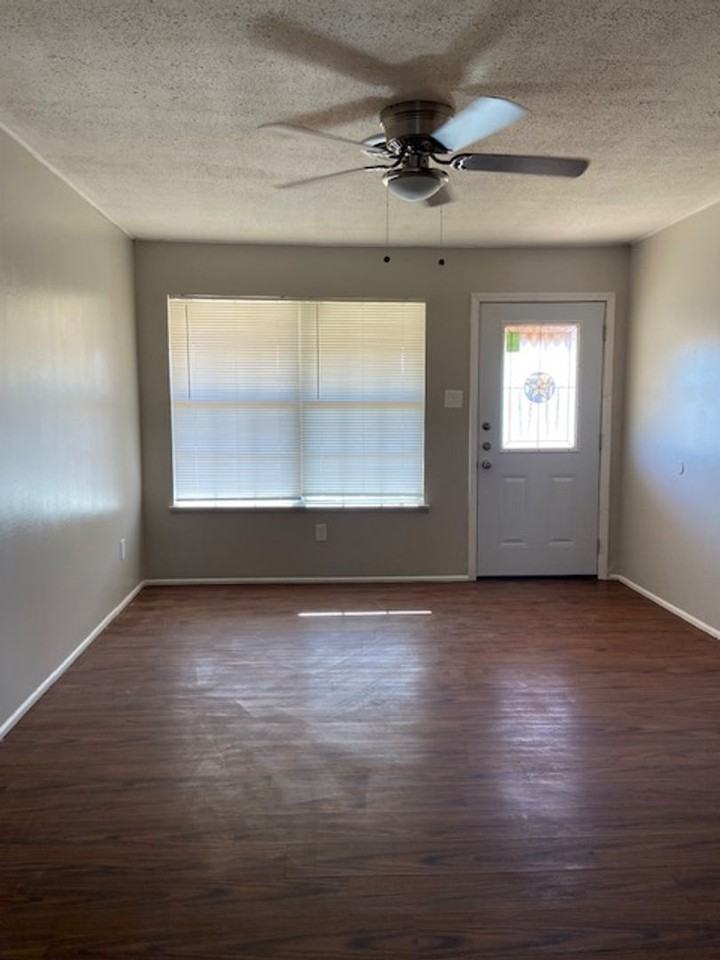 902 N Jefferson St - Photo 2 of 13