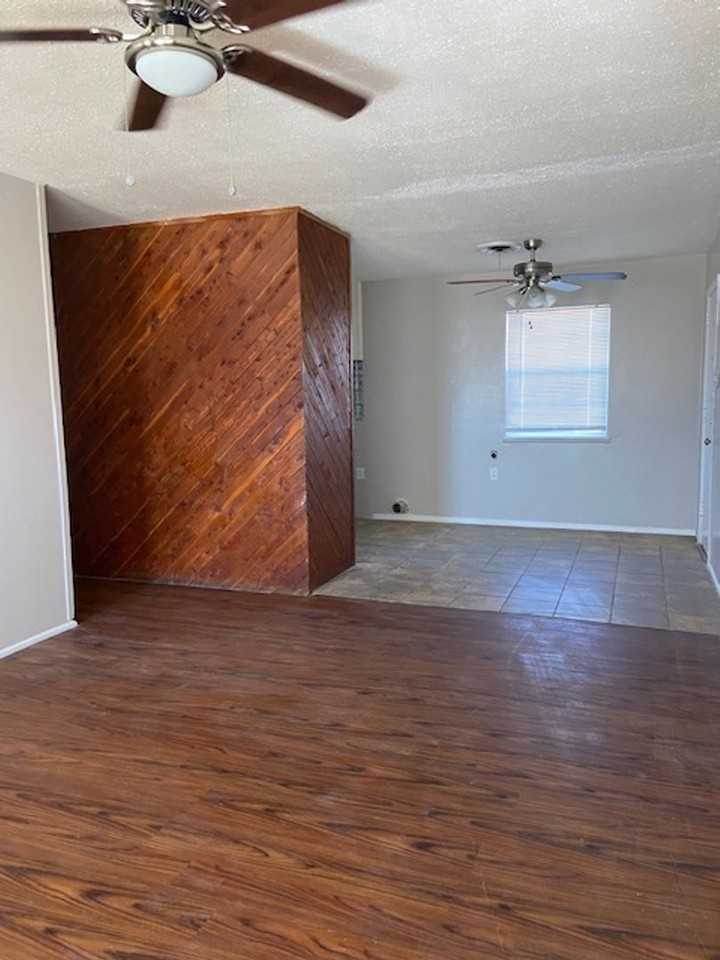 902 N Jefferson St - Photo 3 of 13