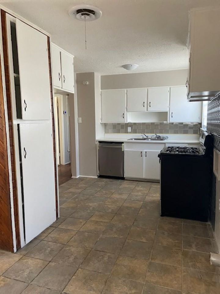 902 N Jefferson St - Photo 4 of 13