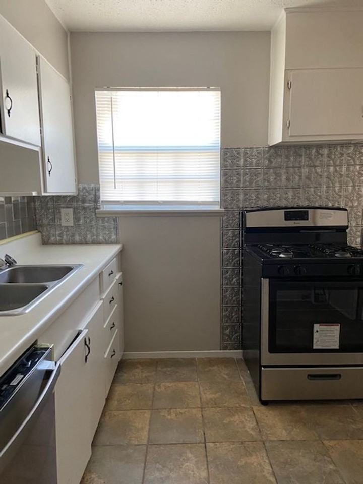 902 N Jefferson St - Photo 5 of 13