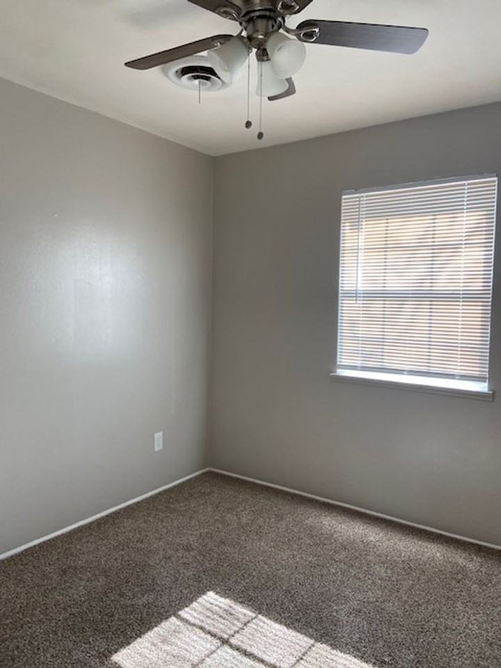 902 N Jefferson St - Photo 6 of 13