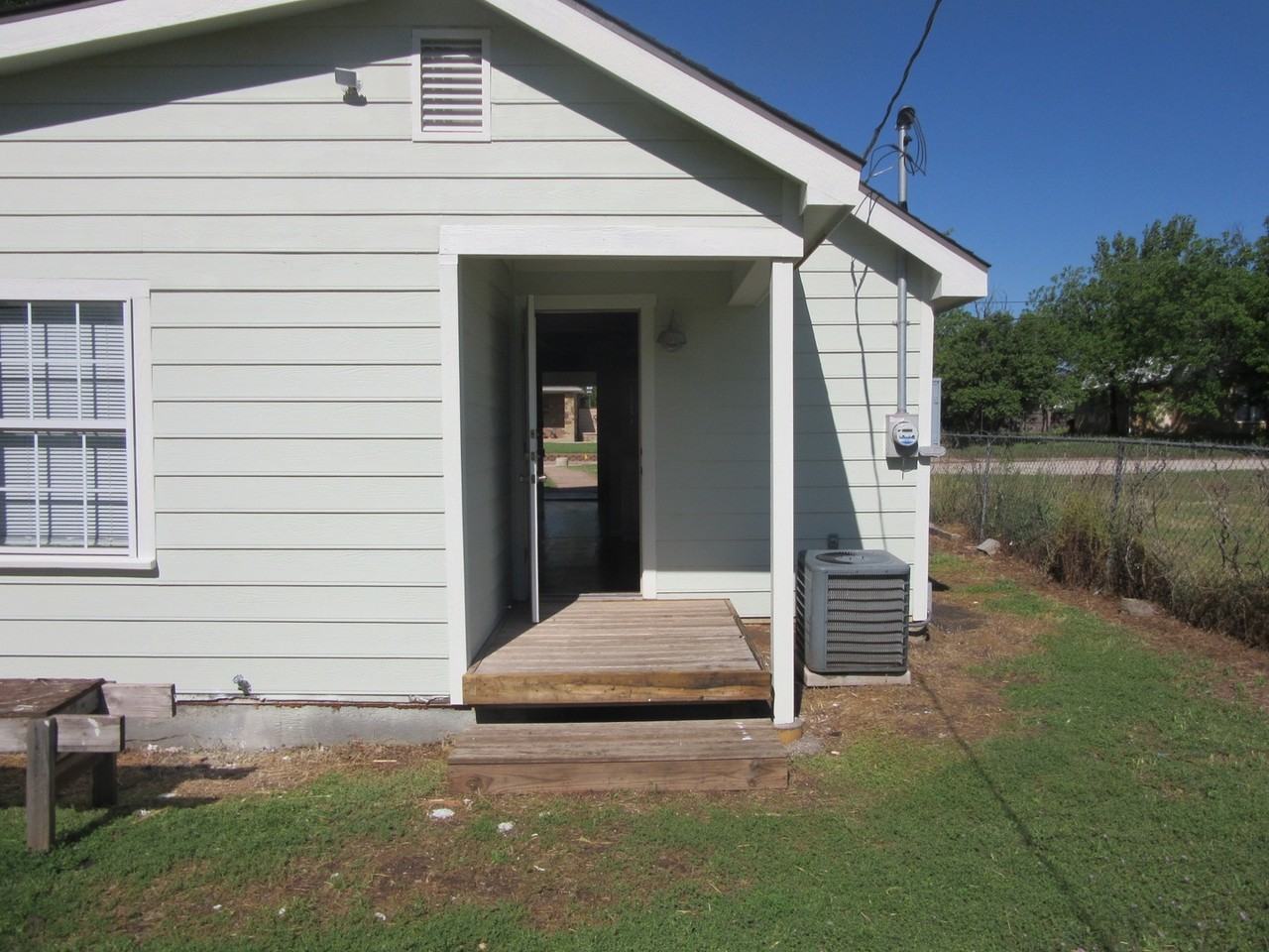 2949 Cedar St - Photo 3 of 10