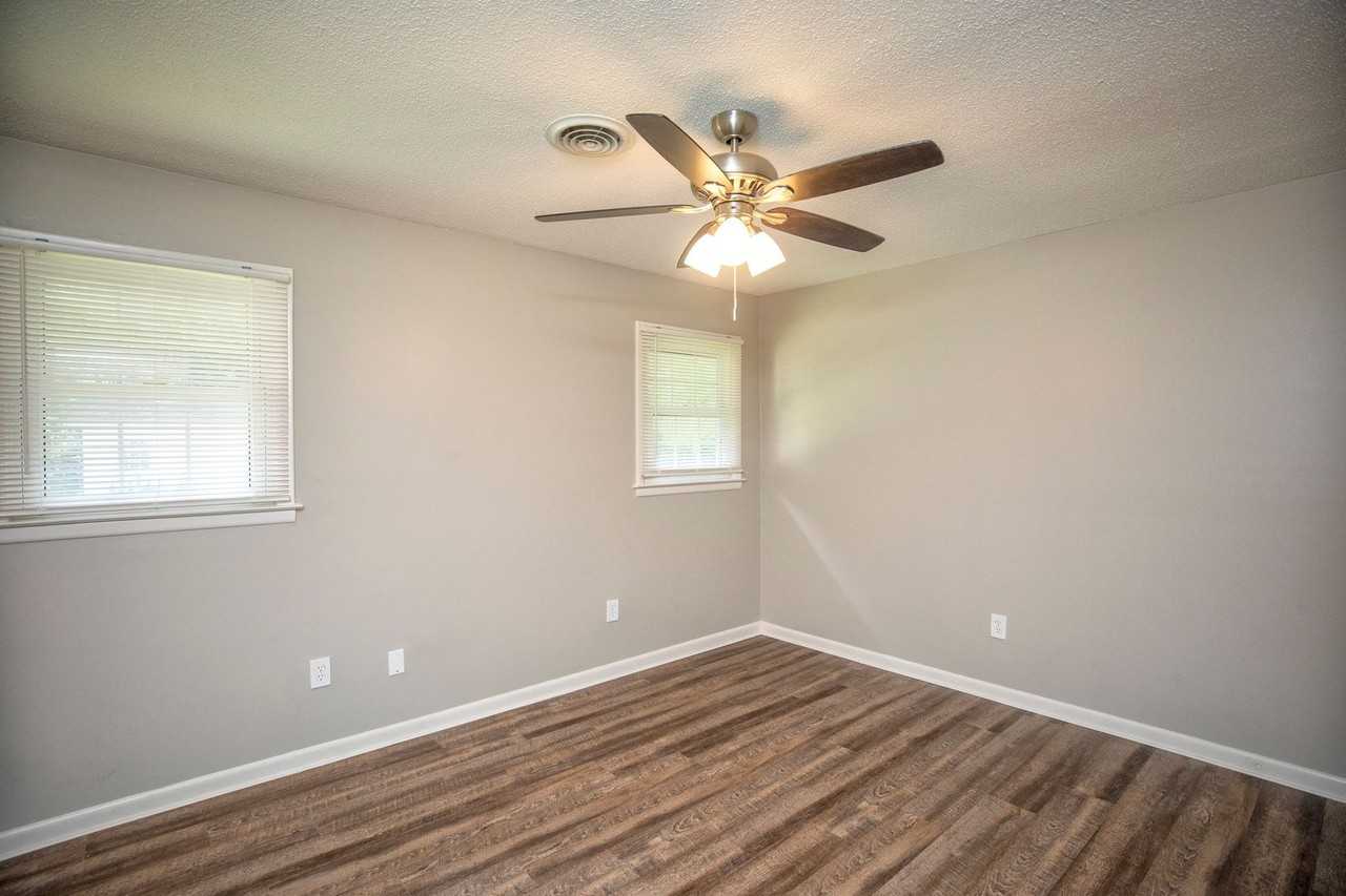215 Ross Rd - Photo 5 of 19