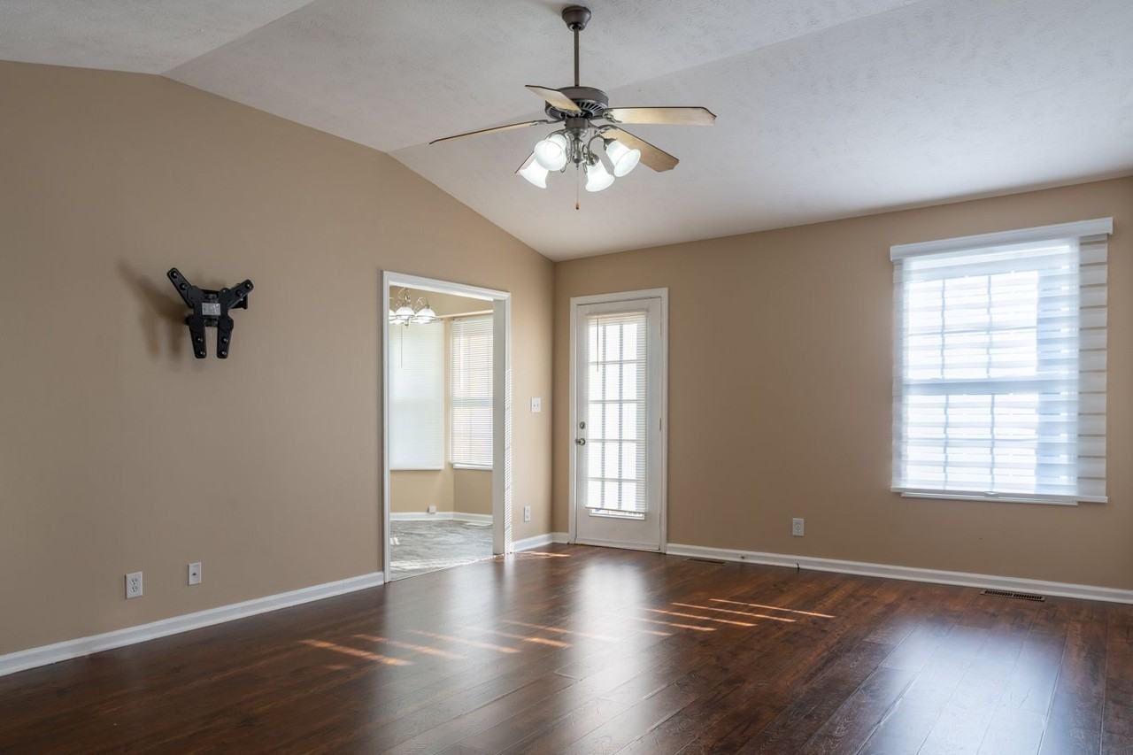 102 Brandi Ct - Photo 4 of 29