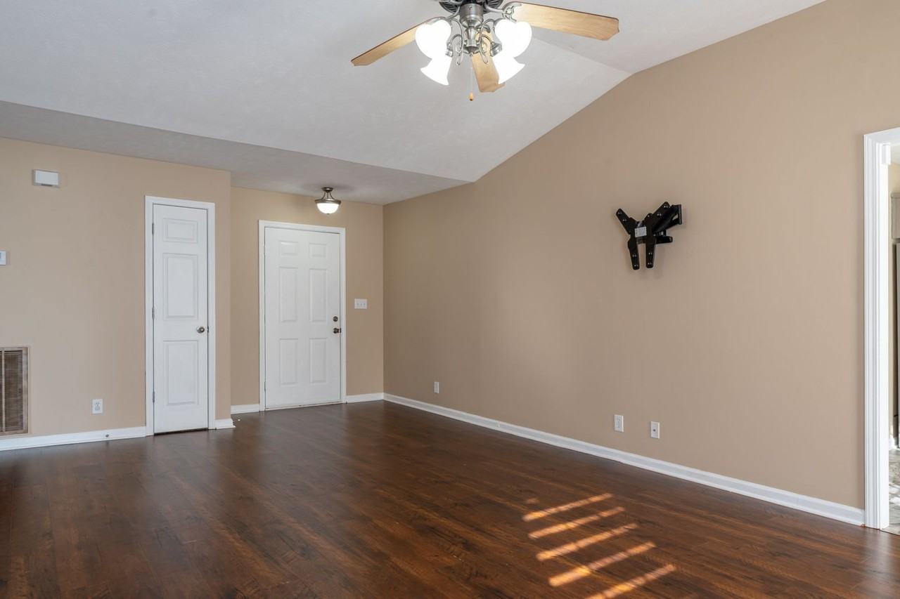 102 Brandi Ct - Photo 5 of 29