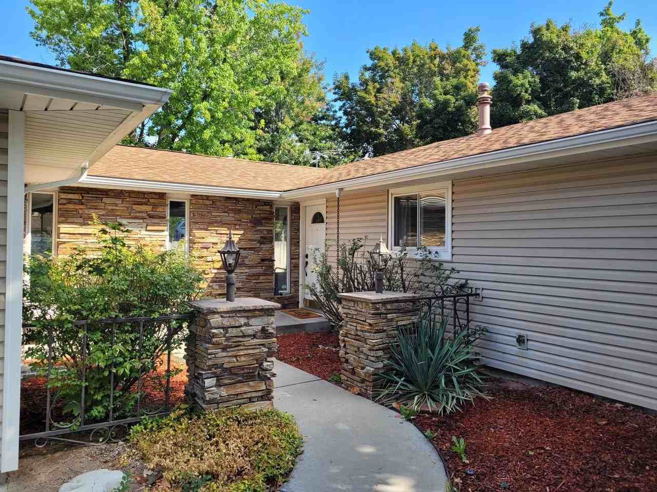 8920 W Bradbury Dr - Photo 2 of 19