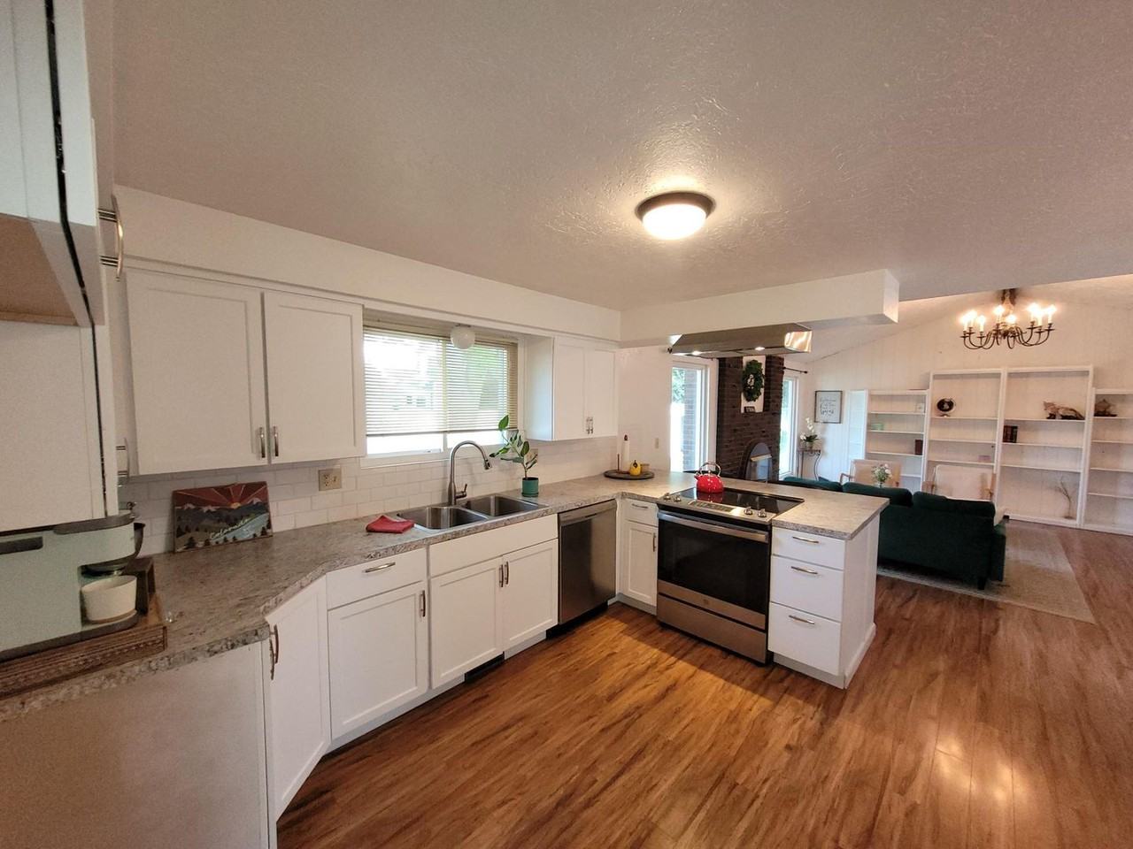 8920 W Bradbury Dr - Photo 6 of 19