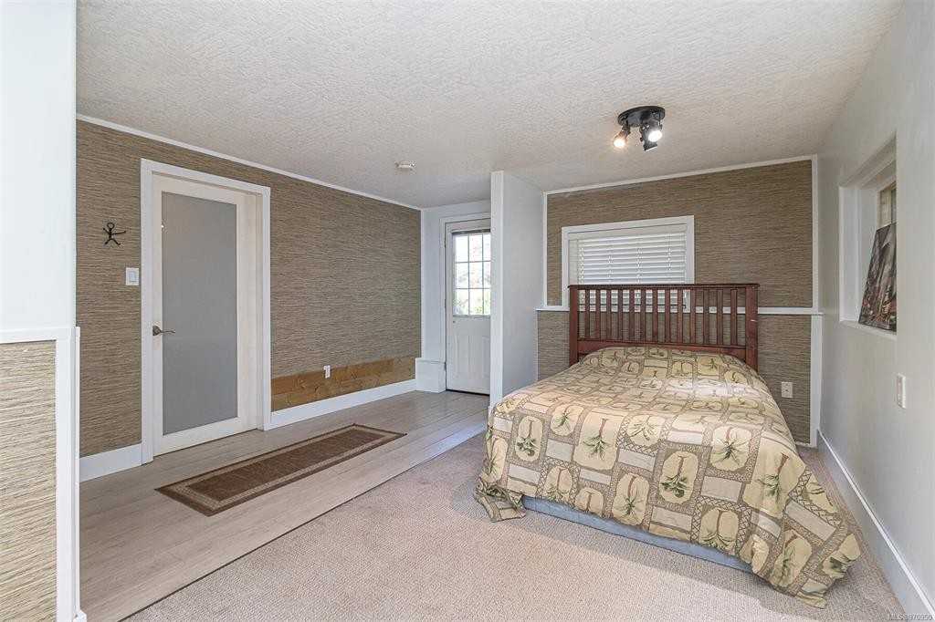 960 Falmouth Road - Photo 3 of 9